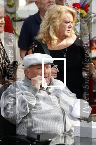 Vlaardingen 17 september 2021
Bas v Toor viert zijn 86e verjaardag . Er is een defile met Bassie en Adriaan auto\'s. Ook de vrouw van Bas , Coby zijn dochter Liesbeth en schoonzoon Evert waren aanwezig.
