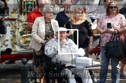 Vlaardingen 17 september 2021
Bas v Toor viert zijn 86e verjaardag . Er is een defile met Bassie en Adriaan auto\'s. Ook de vrouw van Bas , Coby zijn dochter Liesbeth en schoonzoon Evert waren aanwezig.