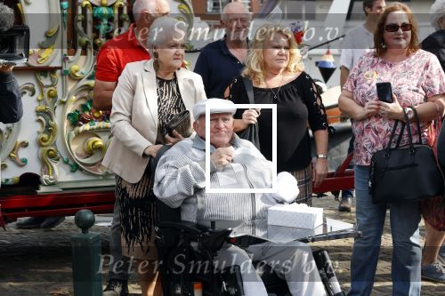 Vlaardingen 17 september 2021
Bas v Toor viert zijn 86e verjaardag . Er is een defile met Bassie en Adriaan auto\'s. Ook de vrouw van Bas , Coby zijn dochter Liesbeth en schoonzoon Evert waren aanwezig.
