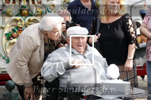 Vlaardingen 17 september 2021
Bas v Toor viert zijn 86e verjaardag . Er is een defile met Bassie en Adriaan auto\'s. Ook de vrouw van Bas , Coby zijn dochter Liesbeth en schoonzoon Evert waren aanwezig.