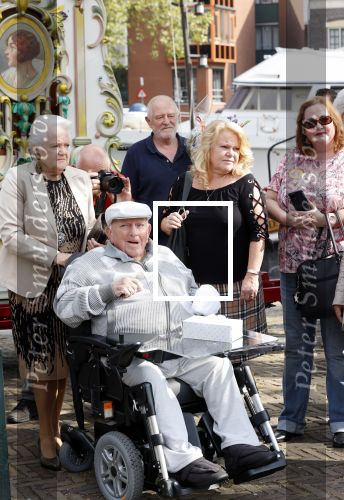 Vlaardingen 17 september 2021
Bas v Toor viert zijn 86e verjaardag . Er is een defile met Bassie en Adriaan auto\'s. Ook de vrouw van Bas , Coby zijn dochter Liesbeth en schoonzoon Evert waren aanwezig.