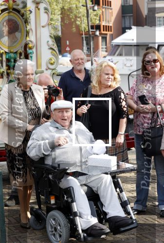 Vlaardingen 17 september 2021
Bas v Toor viert zijn 86e verjaardag . Er is een defile met Bassie en Adriaan auto\'s. Ook de vrouw van Bas , Coby zijn dochter Liesbeth en schoonzoon Evert waren aanwezig.
