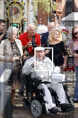 Vlaardingen 17 september 2021
Bas v Toor viert zijn 86e verjaardag . Er is een defile met Bassie en Adriaan auto\'s. Ook de vrouw van Bas , Coby zijn dochter Liesbeth en schoonzoon Evert waren aanwezig.