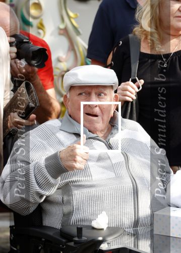 Vlaardingen 17 september 2021
Bas v Toor viert zijn 86e verjaardag . Er is een defile met Bassie en Adriaan auto\'s. Ook de vrouw van Bas , Coby zijn dochter Liesbeth en schoonzoon Evert waren aanwezig.