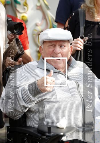 Vlaardingen 17 september 2021
Bas v Toor viert zijn 86e verjaardag . Er is een defile met Bassie en Adriaan auto\'s. Ook de vrouw van Bas , Coby zijn dochter Liesbeth en schoonzoon Evert waren aanwezig.
