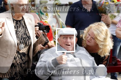 Vlaardingen 17 september 2021
Bas v Toor viert zijn 86e verjaardag . Er is een defile met Bassie en Adriaan auto\'s. Ook de vrouw van Bas , Coby zijn dochter Liesbeth en schoonzoon Evert waren aanwezig.