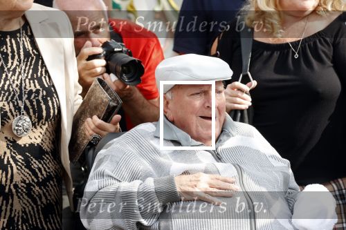 Vlaardingen 17 september 2021
Bas v Toor viert zijn 86e verjaardag . Er is een defile met Bassie en Adriaan auto\'s. Ook de vrouw van Bas , Coby zijn dochter Liesbeth en schoonzoon Evert waren aanwezig.