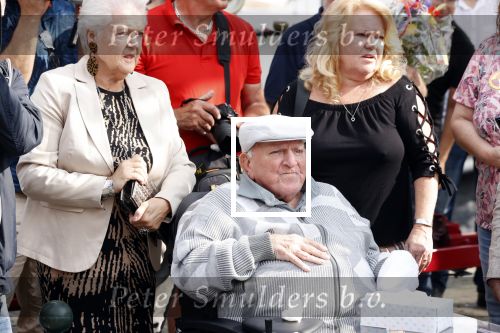 Vlaardingen 17 september 2021
Bas v Toor viert zijn 86e verjaardag . Er is een defile met Bassie en Adriaan auto\'s. Ook de vrouw van Bas , Coby zijn dochter Liesbeth en schoonzoon Evert waren aanwezig.