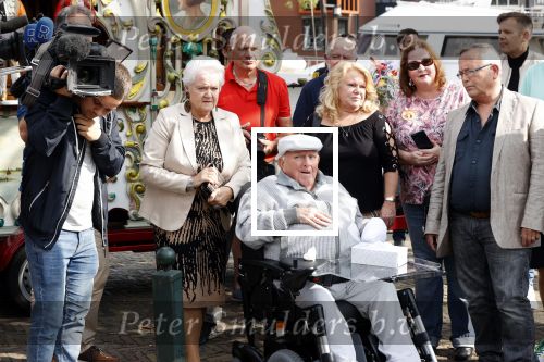 Vlaardingen 17 september 2021
Bas v Toor viert zijn 86e verjaardag . Er is een defile met Bassie en Adriaan auto\'s. Ook de vrouw van Bas , Coby zijn dochter Liesbeth en schoonzoon Evert waren aanwezig.