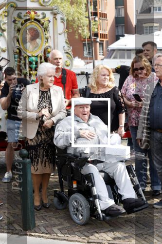 Vlaardingen 17 september 2021
Bas v Toor viert zijn 86e verjaardag . Er is een defile met Bassie en Adriaan auto\'s. Ook de vrouw van Bas , Coby zijn dochter Liesbeth en schoonzoon Evert waren aanwezig.