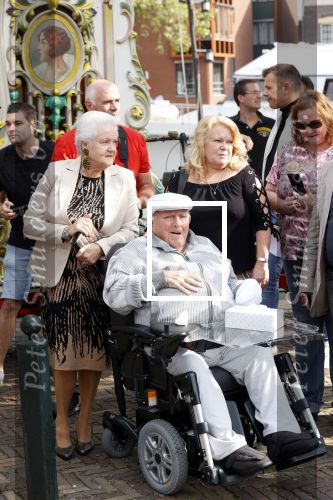 Vlaardingen 17 september 2021
Bas v Toor viert zijn 86e verjaardag . Er is een defile met Bassie en Adriaan auto\'s. Ook de vrouw van Bas , Coby zijn dochter Liesbeth en schoonzoon Evert waren aanwezig.