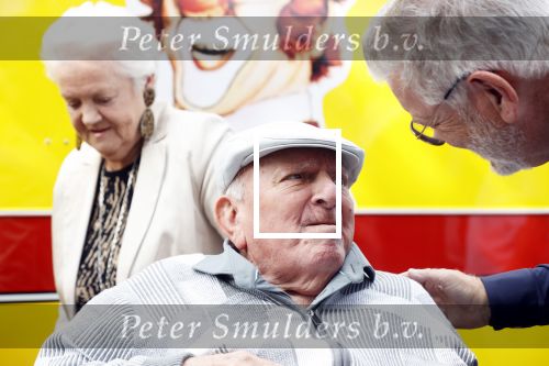 Vlaardingen 17 september 2021
Bas v Toor viert zijn 86e verjaardag . Er is een defile met Bassie en Adriaan auto\'s. Ook de vrouw van Bas , Coby zijn dochter Liesbeth en schoonzoon Evert waren aanwezig.