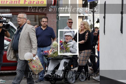 Vlaardingen 17 september 2021
Bas v Toor viert zijn 86e verjaardag . Er is een defile met Bassie en Adriaan auto\'s. Ook de vrouw van Bas , Coby zijn dochter Liesbeth en schoonzoon Evert waren aanwezig.