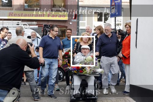 Vlaardingen 17 september 2021
Bas v Toor viert zijn 86e verjaardag . Er is een defile met Bassie en Adriaan auto\'s. Ook de vrouw van Bas , Coby zijn dochter Liesbeth en schoonzoon Evert waren aanwezig.