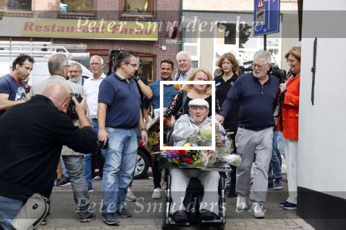 Vlaardingen 17 september 2021
Bas v Toor viert zijn 86e verjaardag . Er is een defile met Bassie en Adriaan auto\'s. Ook de vrouw van Bas , Coby zijn dochter Liesbeth en schoonzoon Evert waren aanwezig.