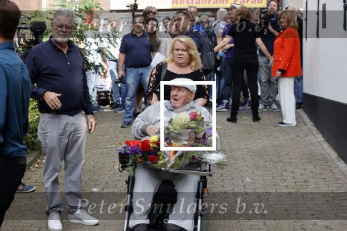 Vlaardingen 17 september 2021
Bas v Toor viert zijn 86e verjaardag . Er is een defile met Bassie en Adriaan auto\'s. Ook de vrouw van Bas , Coby zijn dochter Liesbeth en schoonzoon Evert waren aanwezig.