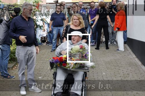 Vlaardingen 17 september 2021
Bas v Toor viert zijn 86e verjaardag . Er is een defile met Bassie en Adriaan auto\'s. Ook de vrouw van Bas , Coby zijn dochter Liesbeth en schoonzoon Evert waren aanwezig.