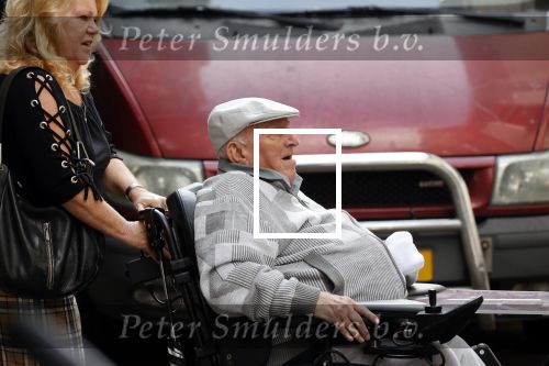 Vlaardingen 17 september 2021
Bas v Toor viert zijn 86e verjaardag . Er is een defile met Bassie en Adriaan auto\'s. Ook de vrouw van Bas , Coby zijn dochter Liesbeth en schoonzoon Evert waren aanwezig.