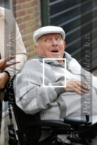 Vlaardingen 17 september 2021
Bas v Toor viert zijn 86e verjaardag . Er is een defile met Bassie en Adriaan auto\'s. Ook de vrouw van Bas , Coby zijn dochter Liesbeth en schoonzoon Evert waren aanwezig.
