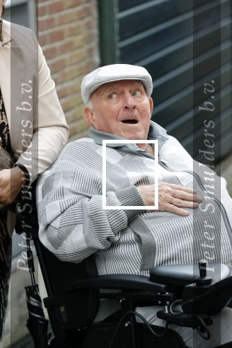 Vlaardingen 17 september 2021
Bas v Toor viert zijn 86e verjaardag . Er is een defile met Bassie en Adriaan auto\'s. Ook de vrouw van Bas , Coby zijn dochter Liesbeth en schoonzoon Evert waren aanwezig.