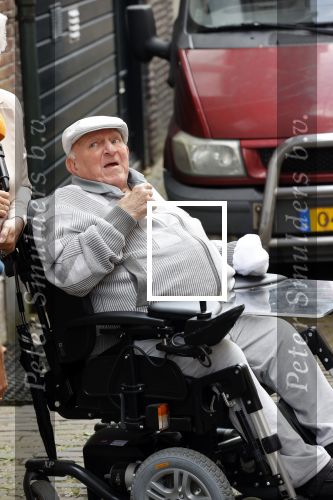 Vlaardingen 17 september 2021
Bas v Toor viert zijn 86e verjaardag . Er is een defile met Bassie en Adriaan auto\'s. Ook de vrouw van Bas , Coby zijn dochter Liesbeth en schoonzoon Evert waren aanwezig.