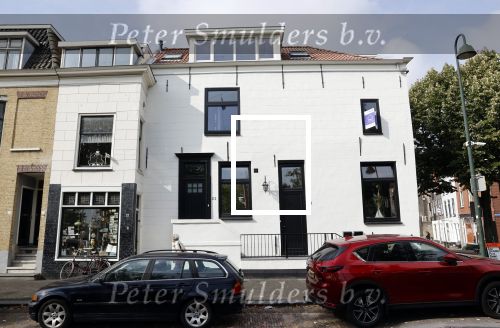 Vlaardingen 17 september 2021
Bas v Toor viert zijn 86e verjaardag . Er is een defile met Bassie en Adriaan auto\'s. Ook de vrouw van Bas , Coby zijn dochter Liesbeth en schoonzoon Evert waren aanwezig. Huis wat Bas heeft laten verbouwen tot 2 appartementen