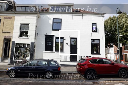 Vlaardingen 17 september 2021
Bas v Toor viert zijn 86e verjaardag . Er is een defile met Bassie en Adriaan auto\'s. Ook de vrouw van Bas , Coby zijn dochter Liesbeth en schoonzoon Evert waren aanwezig. Huis wat Bas heeft laten verbouwen tot 2 appartementen