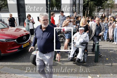 Vlaardingen 17 september 2021
Bas v Toor viert zijn 86e verjaardag . Er is een defile met Bassie en Adriaan auto\'s. Ook de vrouw van Bas , Coby zijn dochter Liesbeth en schoonzoon Evert waren aanwezig.