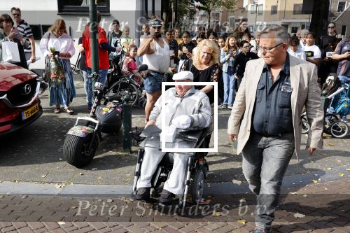 Vlaardingen 17 september 2021
Bas v Toor viert zijn 86e verjaardag . Er is een defile met Bassie en Adriaan auto\'s. Ook de vrouw van Bas , Coby zijn dochter Liesbeth en schoonzoon Evert waren aanwezig.