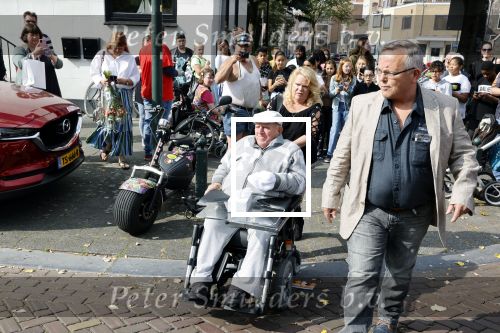 Vlaardingen 17 september 2021
Bas v Toor viert zijn 86e verjaardag . Er is een defile met Bassie en Adriaan auto\'s. Ook de vrouw van Bas , Coby zijn dochter Liesbeth en schoonzoon Evert waren aanwezig.