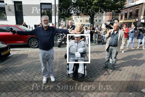 Vlaardingen 17 september 2021
Bas v Toor viert zijn 86e verjaardag . Er is een defile met Bassie en Adriaan auto\'s. Ook de vrouw van Bas , Coby zijn dochter Liesbeth en schoonzoon Evert waren aanwezig.