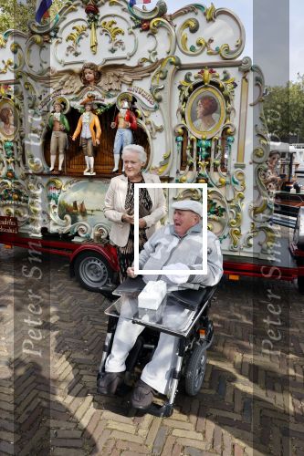 Vlaardingen 17 september 2021
Bas v Toor viert zijn 86e verjaardag . Er is een defile met Bassie en Adriaan auto\'s. Ook de vrouw van Bas , Coby zijn dochter Liesbeth en schoonzoon Evert waren aanwezig.