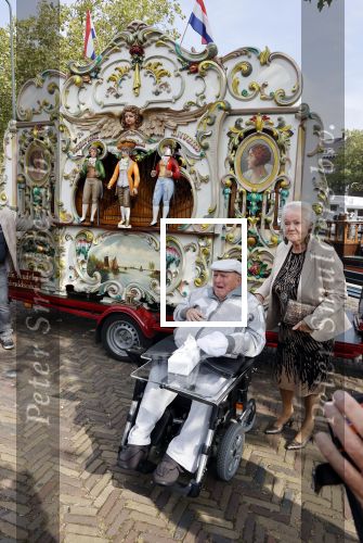 Vlaardingen 17 september 2021
Bas v Toor viert zijn 86e verjaardag . Er is een defile met Bassie en Adriaan auto\'s. Ook de vrouw van Bas , Coby zijn dochter Liesbeth en schoonzoon Evert waren aanwezig.