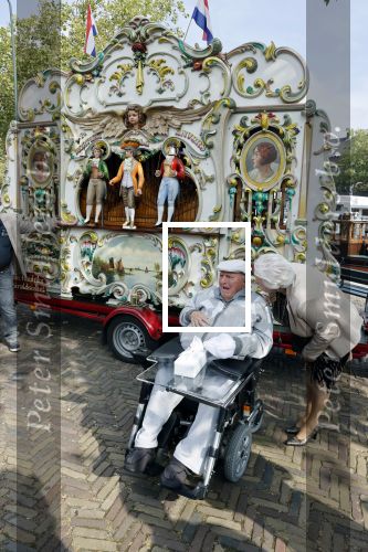 Vlaardingen 17 september 2021
Bas v Toor viert zijn 86e verjaardag . Er is een defile met Bassie en Adriaan auto\'s. Ook de vrouw van Bas , Coby zijn dochter Liesbeth en schoonzoon Evert waren aanwezig.