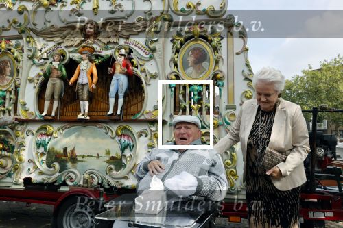 Vlaardingen 17 september 2021
Bas v Toor viert zijn 86e verjaardag . Er is een defile met Bassie en Adriaan auto\'s. Ook de vrouw van Bas , Coby zijn dochter Liesbeth en schoonzoon Evert waren aanwezig.