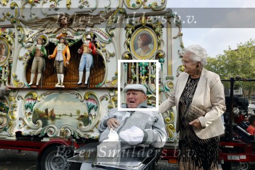 Vlaardingen 17 september 2021
Bas v Toor viert zijn 86e verjaardag . Er is een defile met Bassie en Adriaan auto\'s. Ook de vrouw van Bas , Coby zijn dochter Liesbeth en schoonzoon Evert waren aanwezig.