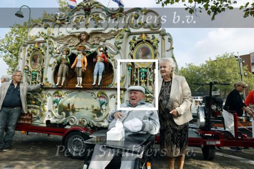 Vlaardingen 17 september 2021
Bas v Toor viert zijn 86e verjaardag . Er is een defile met Bassie en Adriaan auto\'s. Ook de vrouw van Bas , Coby zijn dochter Liesbeth en schoonzoon Evert waren aanwezig.