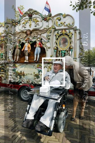 Vlaardingen 17 september 2021
Bas v Toor viert zijn 86e verjaardag . Er is een defile met Bassie en Adriaan auto\'s. Ook de vrouw van Bas , Coby zijn dochter Liesbeth en schoonzoon Evert waren aanwezig.
