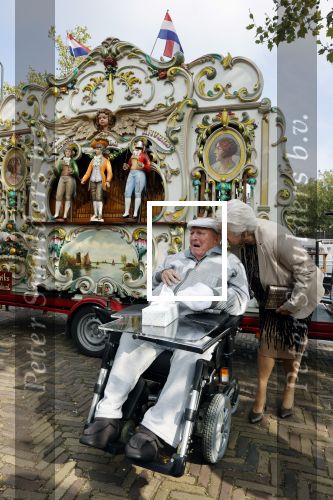 Vlaardingen 17 september 2021
Bas v Toor viert zijn 86e verjaardag . Er is een defile met Bassie en Adriaan auto\'s. Ook de vrouw van Bas , Coby zijn dochter Liesbeth en schoonzoon Evert waren aanwezig.