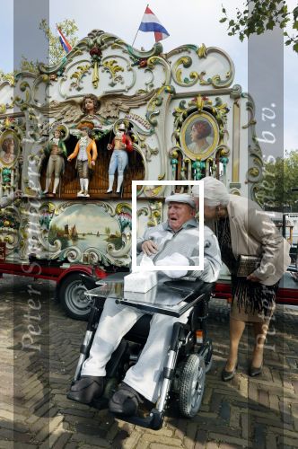 Vlaardingen 17 september 2021
Bas v Toor viert zijn 86e verjaardag . Er is een defile met Bassie en Adriaan auto\'s. Ook de vrouw van Bas , Coby zijn dochter Liesbeth en schoonzoon Evert waren aanwezig.