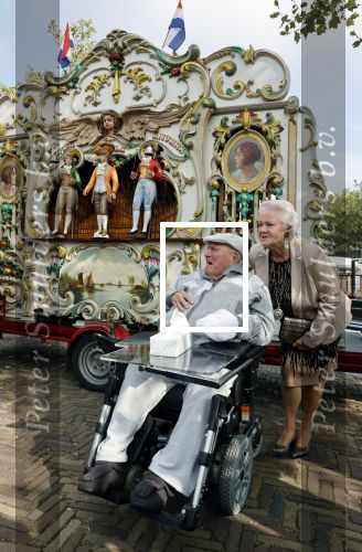 Vlaardingen 17 september 2021
Bas v Toor viert zijn 86e verjaardag . Er is een defile met Bassie en Adriaan auto\'s. Ook de vrouw van Bas , Coby zijn dochter Liesbeth en schoonzoon Evert waren aanwezig.