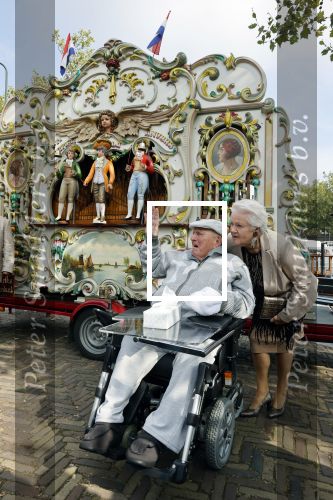 Vlaardingen 17 september 2021
Bas v Toor viert zijn 86e verjaardag . Er is een defile met Bassie en Adriaan auto\'s. Ook de vrouw van Bas , Coby zijn dochter Liesbeth en schoonzoon Evert waren aanwezig.