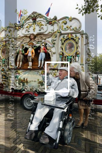 Vlaardingen 17 september 2021
Bas v Toor viert zijn 86e verjaardag . Er is een defile met Bassie en Adriaan auto\'s. Ook de vrouw van Bas , Coby zijn dochter Liesbeth en schoonzoon Evert waren aanwezig.