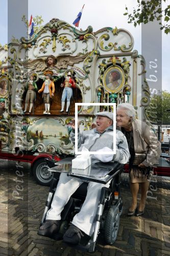 Vlaardingen 17 september 2021
Bas v Toor viert zijn 86e verjaardag . Er is een defile met Bassie en Adriaan auto\'s. Ook de vrouw van Bas , Coby zijn dochter Liesbeth en schoonzoon Evert waren aanwezig.