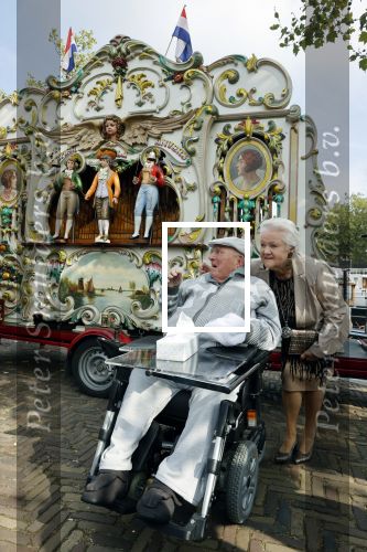 Vlaardingen 17 september 2021
Bas v Toor viert zijn 86e verjaardag . Er is een defile met Bassie en Adriaan auto\'s. Ook de vrouw van Bas , Coby zijn dochter Liesbeth en schoonzoon Evert waren aanwezig.