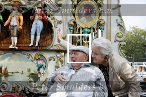 Vlaardingen 17 september 2021
Bas v Toor viert zijn 86e verjaardag . Er is een defile met Bassie en Adriaan auto\'s. Ook de vrouw van Bas , Coby zijn dochter Liesbeth en schoonzoon Evert waren aanwezig.