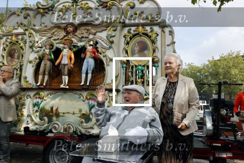 Vlaardingen 17 september 2021
Bas v Toor viert zijn 86e verjaardag . Er is een defile met Bassie en Adriaan auto\'s. Ook de vrouw van Bas , Coby zijn dochter Liesbeth en schoonzoon Evert waren aanwezig.