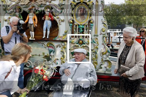 Vlaardingen 17 september 2021
Bas v Toor viert zijn 86e verjaardag . Er is een defile met Bassie en Adriaan auto\'s. Ook de vrouw van Bas , Coby zijn dochter Liesbeth en schoonzoon Evert waren aanwezig.