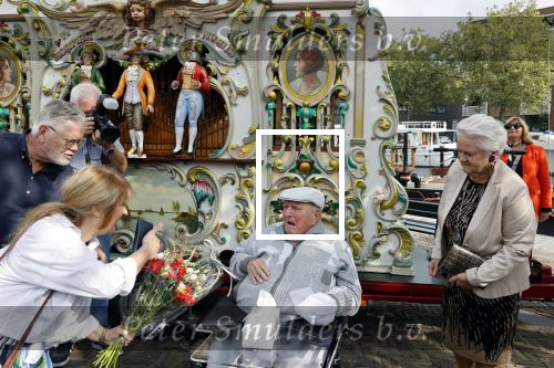 Vlaardingen 17 september 2021
Bas v Toor viert zijn 86e verjaardag . Er is een defile met Bassie en Adriaan auto\'s. Ook de vrouw van Bas , Coby zijn dochter Liesbeth en schoonzoon Evert waren aanwezig.