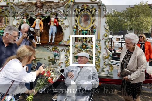 Vlaardingen 17 september 2021
Bas v Toor viert zijn 86e verjaardag . Er is een defile met Bassie en Adriaan auto\'s. Ook de vrouw van Bas , Coby zijn dochter Liesbeth en schoonzoon Evert waren aanwezig.